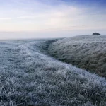 Paysage d'hiver avec givre sur les collines
