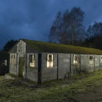 Bâtiments abandonnés sous un ciel sombre