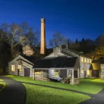 Maison traditionnelle en pierre éclairée de nuit
