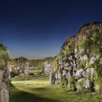 Ruines de pierre sous un ciel étoilé