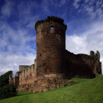 Vieux château en ruines sous un ciel bleu