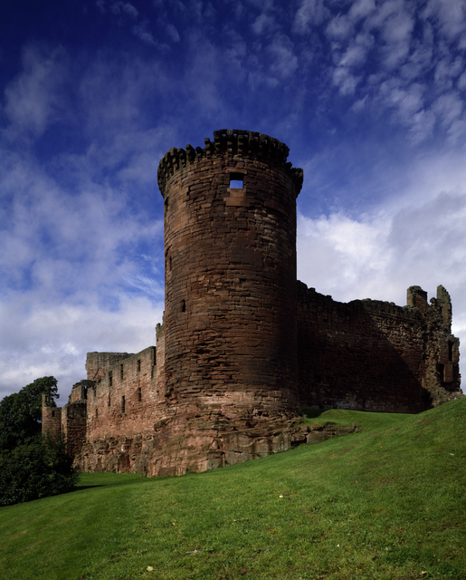 AKG5739894.webp Vieux château en ruines sous un ciel bleu – Image 1