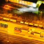 Vue aérienne d'un terminal de conteneurs la nuit