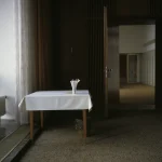 Table blanche avec pailles dans une pièce sombre