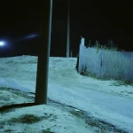 Poteaux et clôtures dans la nuit