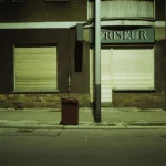 Magasin Friseur fermé en ville la nuit