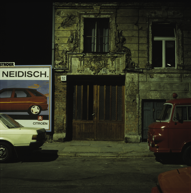 AKG575131.webp Vieille façade et publicité pour Citroën sur un panneau d'affichage – Image 1