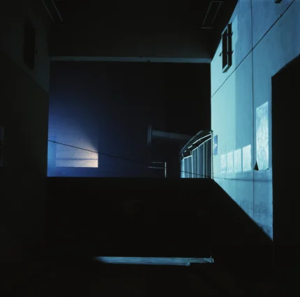 Passage sombre entre deux bâtiments urbains la nuit