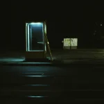 Cabine Téléphonique Éclairée de Nuit dans une Rue Déserte