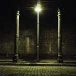 Lampadaire illuminant un passage sous un pont