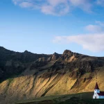Eglise solitaire au pied d'une montagne rocheuse