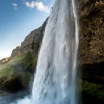 Grande cascade tombant des falaises verdoyantes