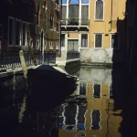 Canal vénitien avec reflet des bâtiments historiques