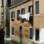 Maison Vénitienne avec Linge Étendu au Bord du Canal