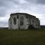 Ruines d'une église médiévale sous un ciel nuageux