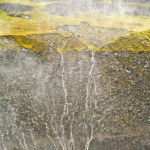 Chute d'eau sur une falaise verdoyante