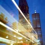 Église du Souvenir de Berlin la nuit avec des traînées lumineuses