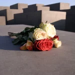 Bouquet de roses sur monument en béton