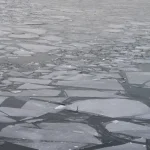 Personnes marchant sur un lac gelé
