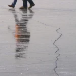 Promenade sur un lac gelé
