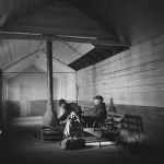 Deux hommes se reposent dans une cabane en bois