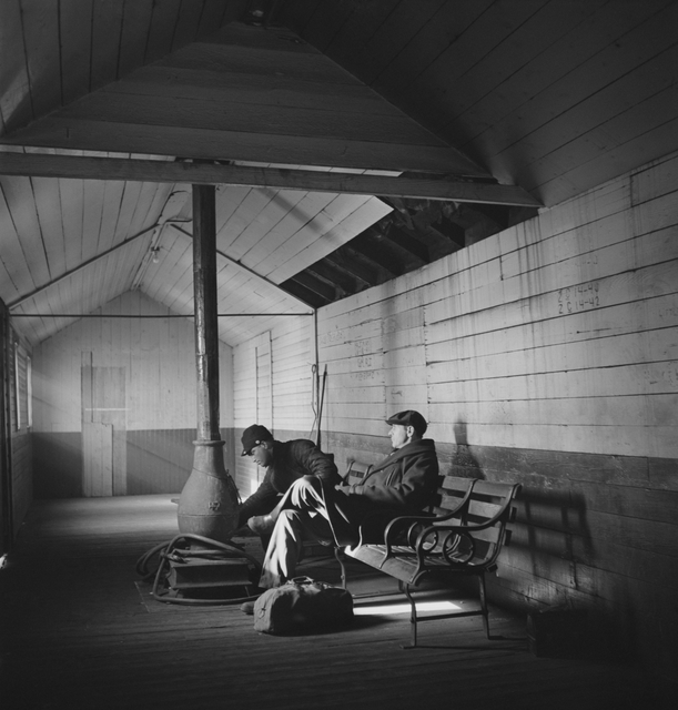 AKG5785304.webp Deux hommes se reposent dans une cabane en bois – Image 1