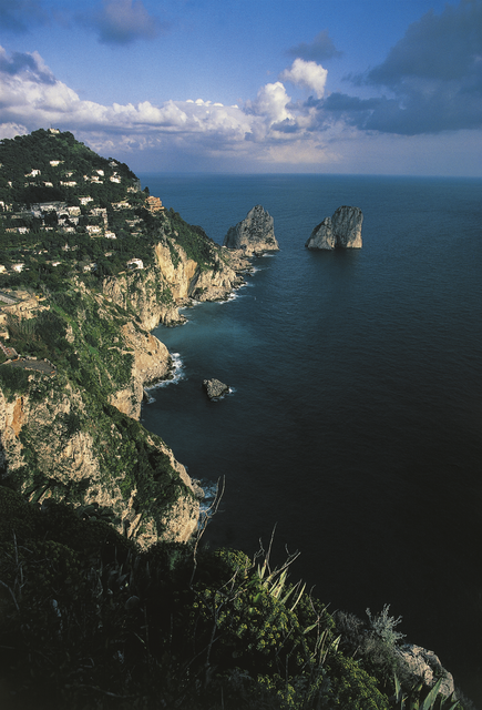 AKG5788648.webp Côte rocheuse avec vue sur la mer et îlots – Image 1