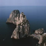 Formations rocheuses côtières au bord de la mer