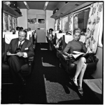 Voyageurs lisant à bord d'un train