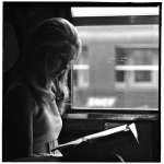 Femme lisant à bord d'un train