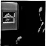 Homme regardant par la fenêtre d'un train