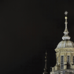 Toiture Colorée d'un Édifice Religieux la Nuit