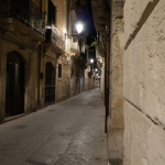 Rue étroite européenne éclairée la nuit