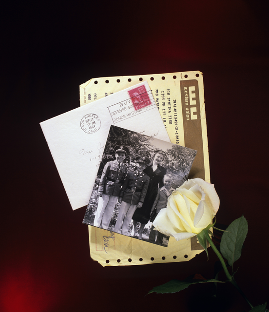 AKG5818661.webp Vieilles lettres et photo vintage avec une rose blanche – Image 1