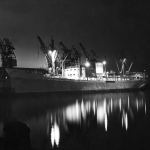 Navire cargo amarré la nuit avec grues de port