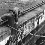 Homme Attachant Un Bateau Sur Le Quai