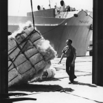Chargement de marchandises sur un navire au port