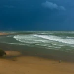 Bord de mer avec ciel sombre et vagues