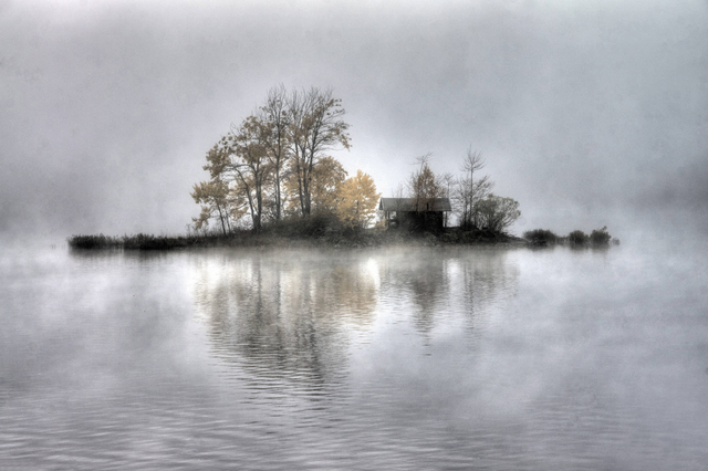 AKG5838530.webp Île brumeuse avec cabane et arbres automnaux – Image 1