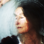 Reflet d'une femme dans une vitre embuée