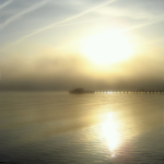 Coucher de soleil sur un lac embrumé avec un ponton