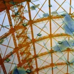 Reflet d'une Structure Métallique sur Sol Humide