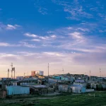 Bidonville en soirée sous un ciel dégagé