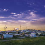 Bidonville sous un ciel nocturne