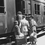 Embarquement d'une famille dans un train vintage