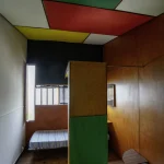 Intérieur de chambre avec plafond coloré