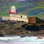 Phare côtier dans un paysage rocheux