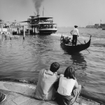 Couple observant une gondole et un bateau à vapeur