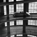 Voiture Ancienne Montant une Rampe en Intérieur