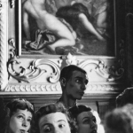 Groupe de visiteurs admirant une peinture classique dans un musée